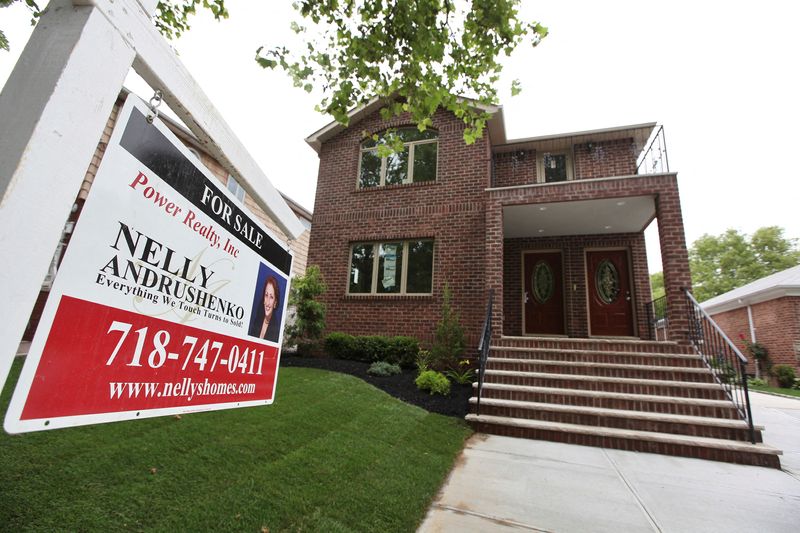 &copy; Reuters. FILE PHOTO: A "for sale" sign is seen outside a home in New York June 19, 2012.   REUTERS/Shannon Stapleton/File Photo