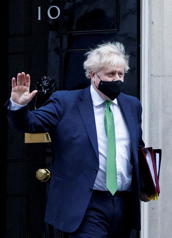 &copy; Reuters. رئيس الوزراء البريطاني بوريس جونسون يلوح وهو يغادر داوننج ستريت في لندن يوم الأربعاء. تصوير: جون سيبلي - رويترز.