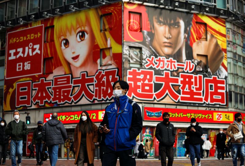 &copy; Reuters. Pessoas com máscaras de proteção caminham em rua de Tóquio
19/01/2022 REUTERS/Issei Kato