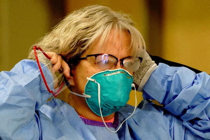 &copy; Reuters. Enfermeira coloca máscara de proteção N95 em centro de testagem de Covid-19 em Bismarck, no Estado norte-americano de Dakota do Norte
26/10/2020 REUTERS/Bing Guan
