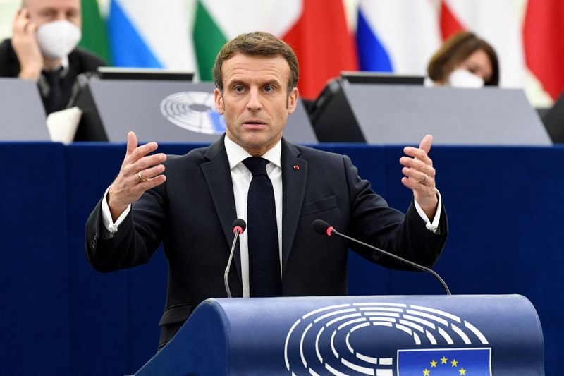 &copy; Reuters. Emmanuel Macron a réclamé mercredi un changement en profondeur de la politique britannique en matière d'immigration afin de régler les problèmes récurrents de part et d'autre de la Manche, en particulier à Calais. /Photo prise le 19 janvier 2022/RE