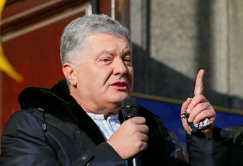 &copy; Reuters. Ukrainian former President Petro Poroshenko, who is suspected of high treason by financing pro-Russian separatists in eastern Ukraine while in office in 2014-2015, addresses his supporters outside a court building before a hearing in Kyiv, Ukraine January