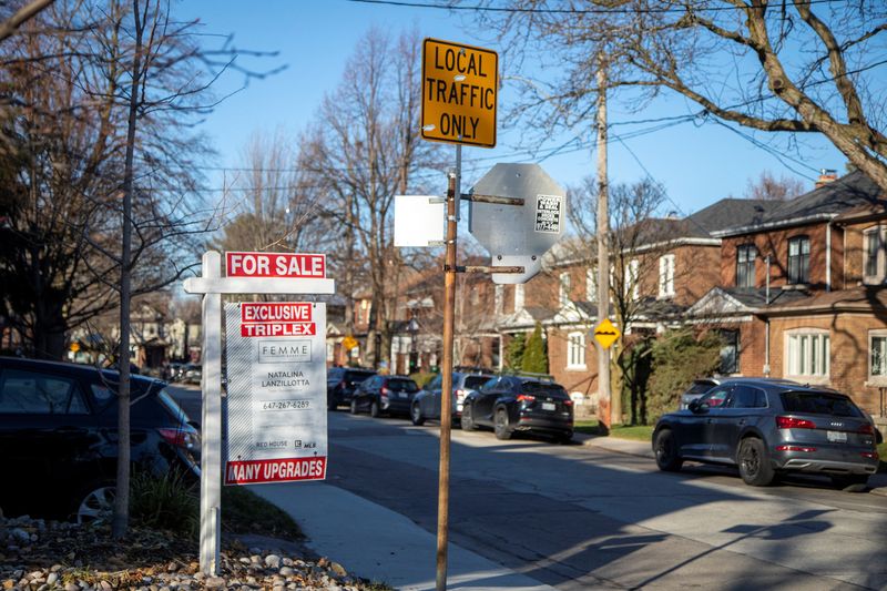 &copy; Reuters. FILE PHOTO: A for sale sign is displayed outside a home in Toronto, Ontario in Toronto, Ontario, Canada December 13, 2021.  REUTERS/Carlos Osorio