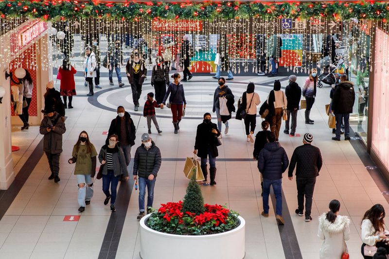 &copy; Reuters. FILE PHOTO: Shoppers are seen milling about the Toronto Eaton Centre shopping mall, as the latest Omicron variant emerges as a threat, in Toronto, Ontario, Canada December 22, 2021. REUTERS/Cole Burston 