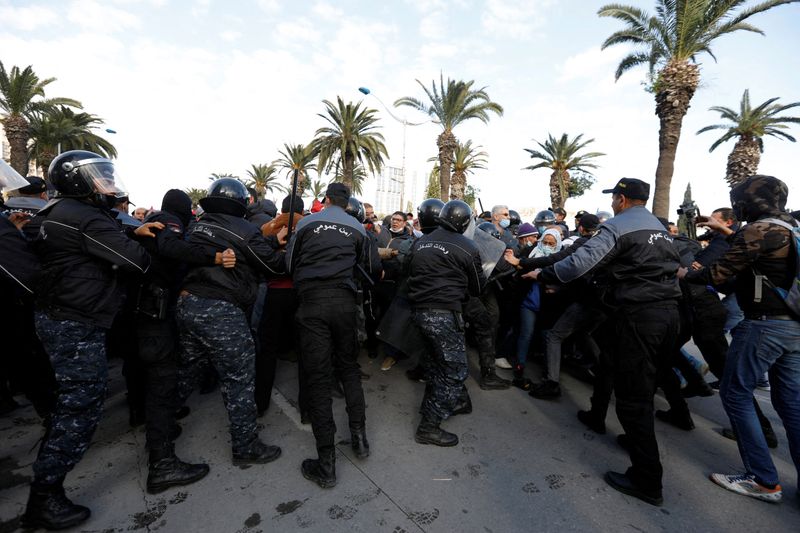&copy; Reuters. متظاهرون يشتبكون مع الشرطة خلال احتجاج على استيلاء الرئيس التونسي قيس سعيد على سلطات الحكم في تونس في العاصمة تونس يوم 14 يناير كانون الثاني 