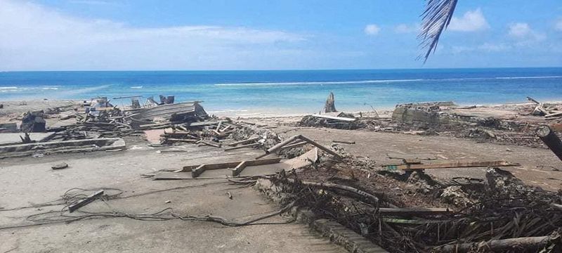 © Reuters. A view of a beach and debris following volcanic eruption and tsunami, in Nuku'alofa, Tonga January 18, 2022 in this picture obtained from social media on January 19, 2022.  Courtesy of Marian Kupu/Broadcom Broadcasting FM87.5/via REUTERS  