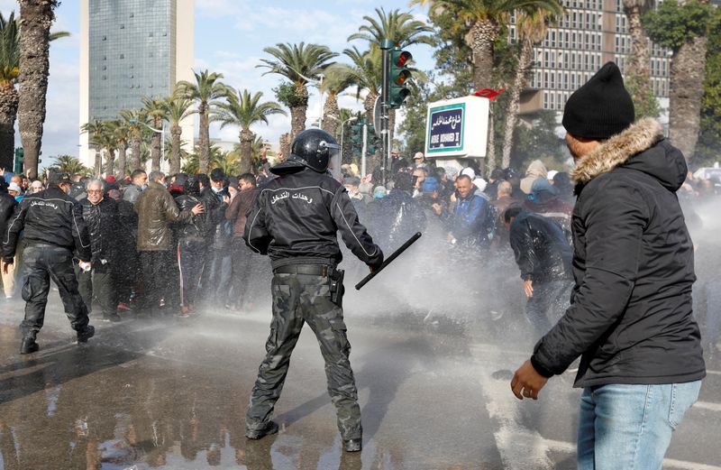 Un manifestant tunisien tué par la police, selon des militants