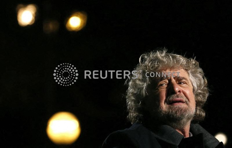 &copy; Reuters. Il fondatore del Movimento 5 stelle Beppe Grillo durante un evento a Siena, 24 gennaio 2013 REUTERS/Stefano Rellandini  