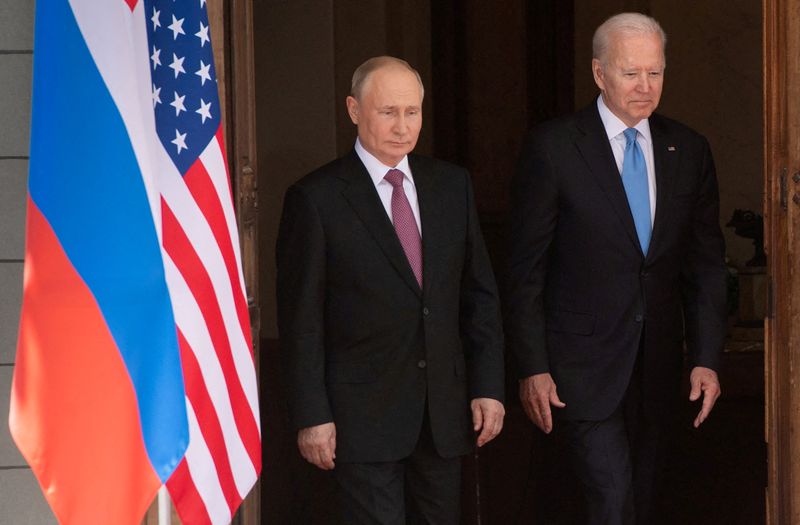 &copy; Reuters. FILE PHOTO: U.S. President Joe Biden and Russia's President Vladimir Putin arrive for the U.S.-Russia summit at Villa La Grange in Geneva, Switzerland June 16, 2021. Saul Loeb/Pool via REUTERS/File Photo