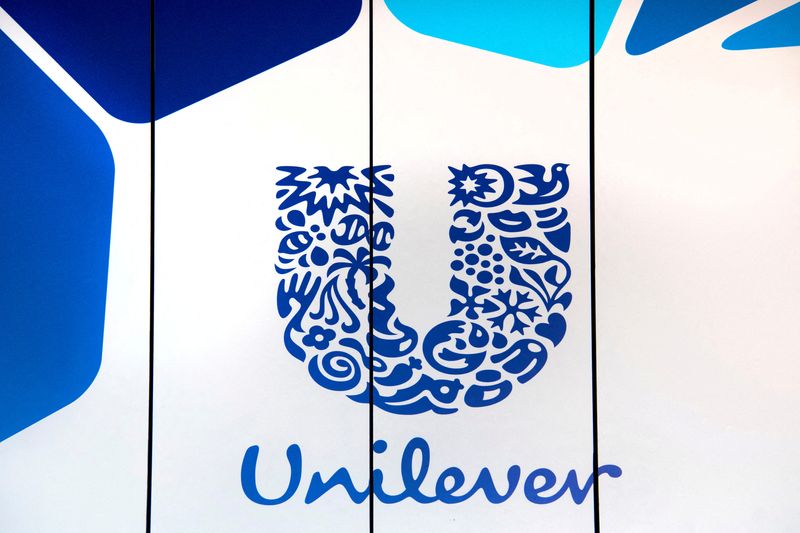 &copy; Reuters. FILE PHOTO: The logo of Unilever in Rotterdam, Netherlands August 21, 2018. REUTERS/Piroschka van de Wouw