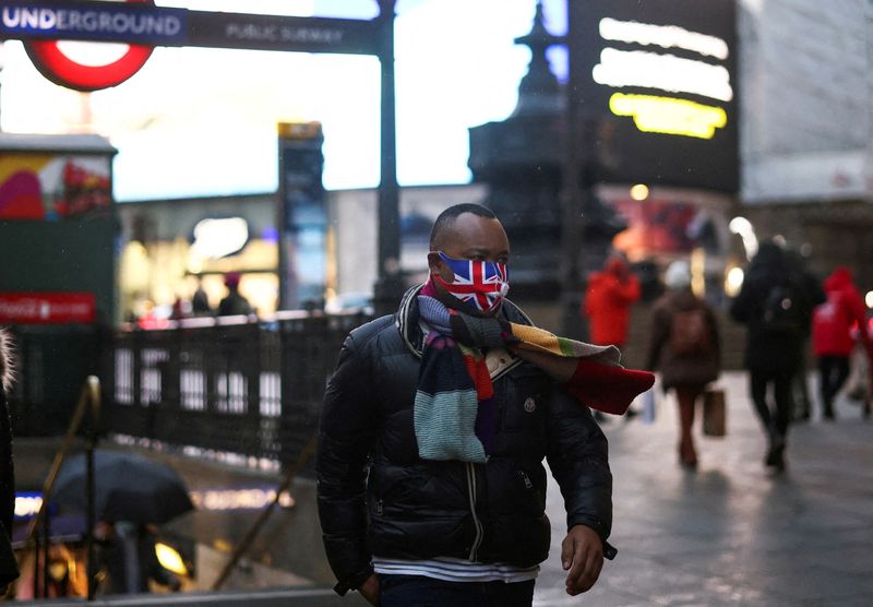 &copy; Reuters. 英国のジョンソン首相は、オミクロン変異株の急拡大を抑制するためにイングランドで導入した新型コロナウイルスの規制強化策を終了すると発表した。１月６日、ロンドンで撮影（２０２