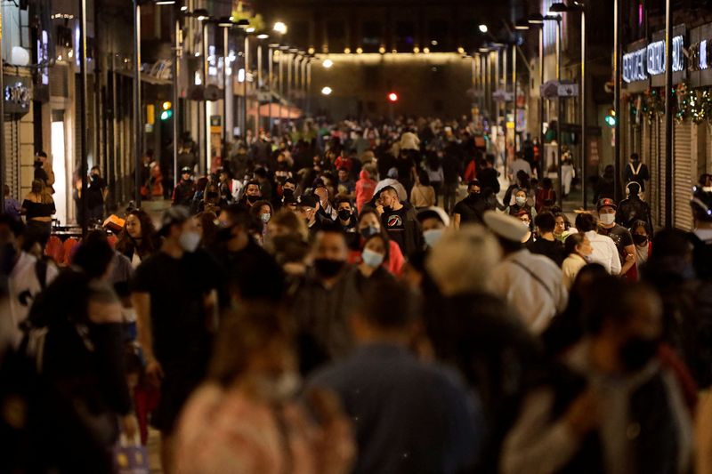 &copy; Reuters. Foto de archivo. La gente camina por la calle peatonal Francisco I. Madero mientras continúa la pandemia de la enfermedad por coronavirus (COVID-19), en el centro de Ciudad de México, México, el 5 de enero de 2022. REUTERS/Luis Cortes