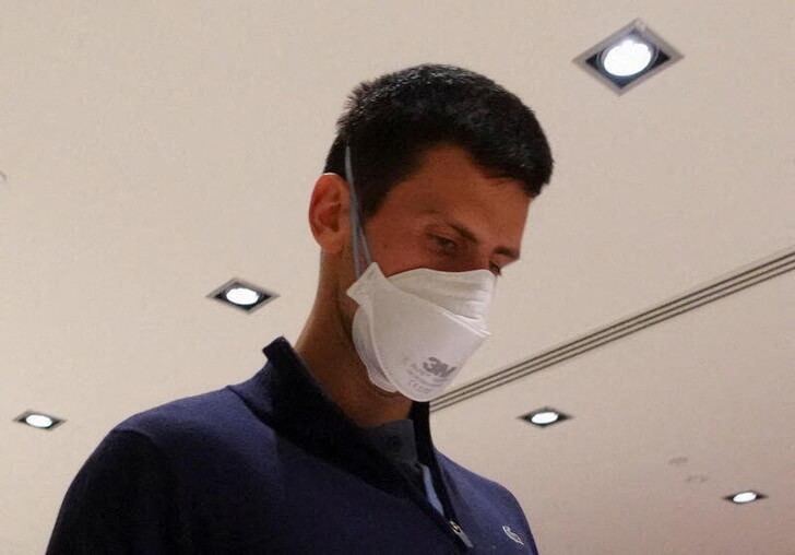 &copy; Reuters. Imagen de archivo del tenista serbio Novak Djokovic caminando por el aeropuerto de Melbourne, Australia.