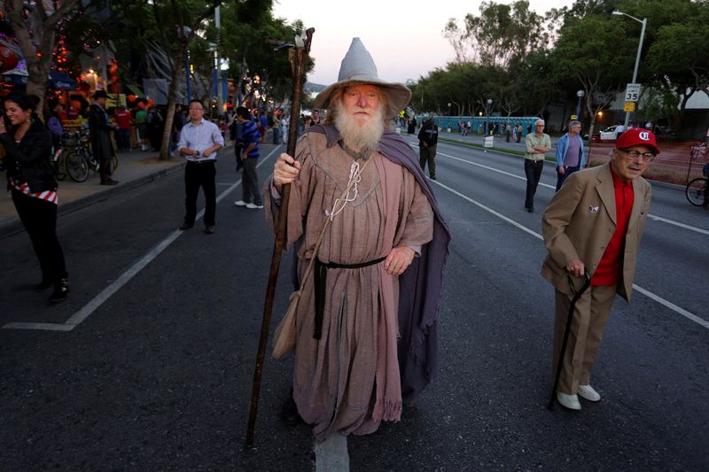 &copy; Reuters. Homem vestido como Gandalf de "O Senhor dos Anéis" na Califórnia, EUA
31/10/2013 REUTERS/Jonathan Alcorn
