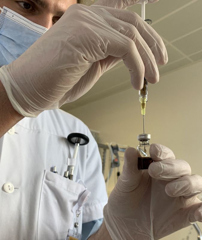 &copy; Reuters. Enfermeira prepara vacina por adesivo contra Covid-19 durante estudo clínico em Lausanne, na Suíça
19/01/2022 REUTERS/Cecile Mantovani
