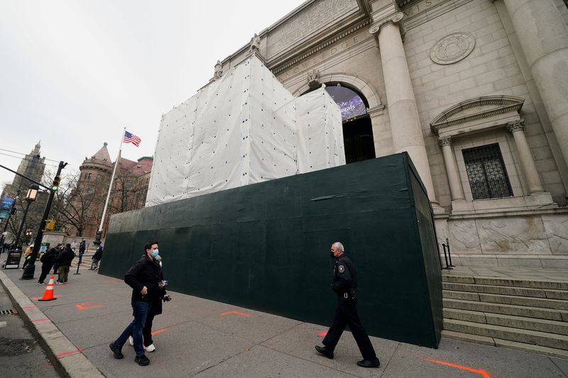 &copy; Reuters. People walk past the exterior of the American Museum of Natural History where the equestrian statue of Theodore Roosevelt was removed last night, in the Manhattan borough of New York City, New York, U.S., January 19, 2022. REUTERS/Carlo Allegri