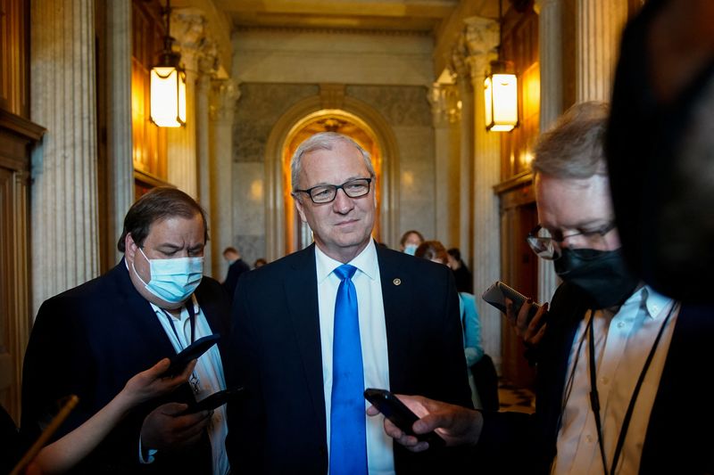 U.S. senators work on bipartisan bill to aid Ukraine