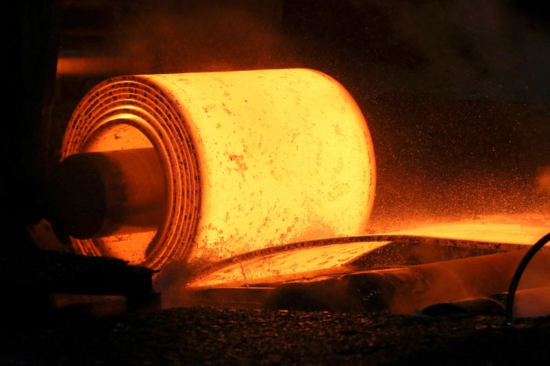 &copy; Reuters. FOTO DE ARCHIVO: Una bobina de acero se desenrolla en la línea de la fábrica de acero Novolipetsk Steel PAO en Farrell, Pensilvania, Estados Unidos. 9 de marzo de 2018. REUTERS/Aaron Josefczyk/