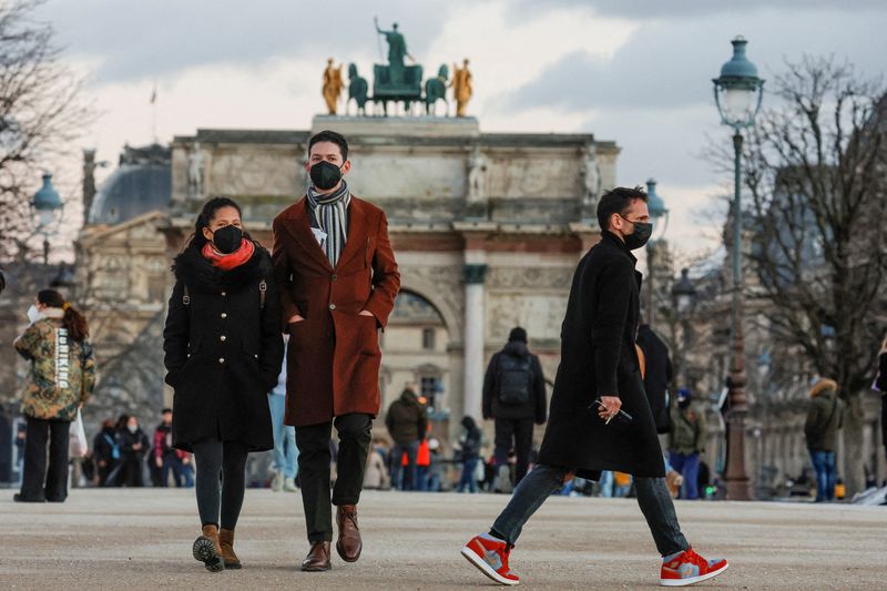 &copy; Reuters. أشخاص يرتدون كمامات ويسيرون في حديقة التويلري بباريس يوم 5 يناير كانون الثاني 2022. تصوير:رويترز.