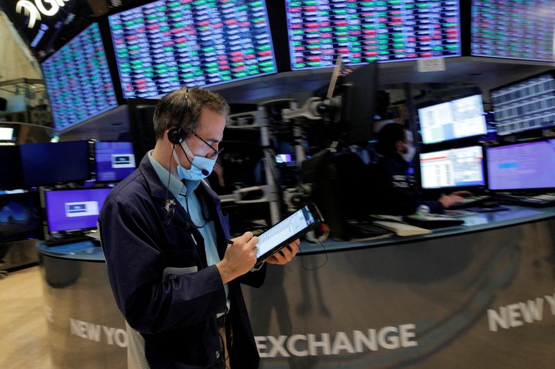© Reuters. Traders work on the floor of the New York Stock Exchange (NYSE) in New York City, U.S., January 19, 2022.  REUTERS/Brendan McDermid