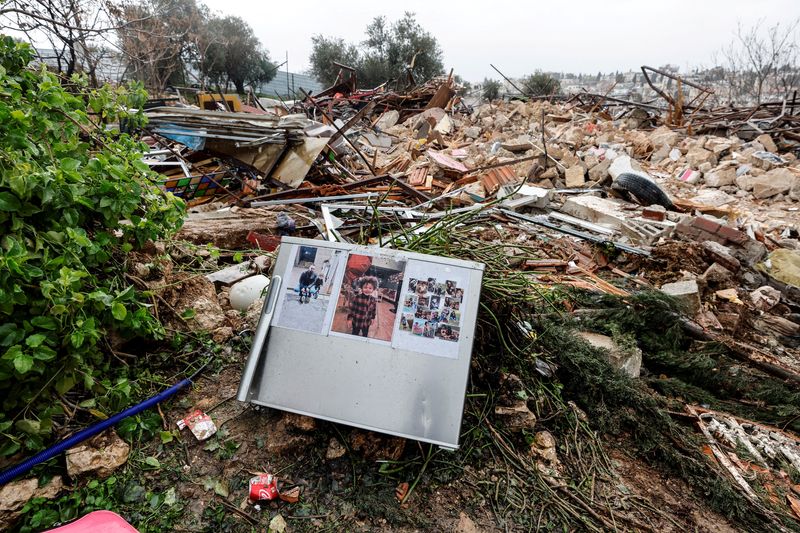 © Reuters. صور عائلة على جزء من ثلاجة دمرت في موقع منزل أسرة فلسطينية في القدس الشرقية طردتها السلطات الإسرائيلية منه  ودمرته يوم الأربعاء. تصوير: عمار عوض - رويترز. 