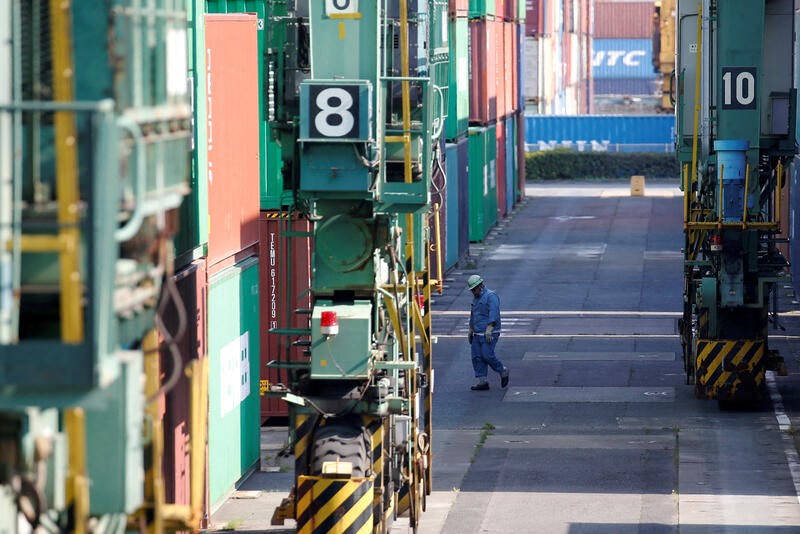 &copy; Reuters. 　１月２０日、財務省が発表した１２月貿易統計速報は、貿易収支が５８２４億円の赤字だった。写真は都内の港湾施設。２０１７年３月撮影（２０２０年　ロイター／Issei Kato）