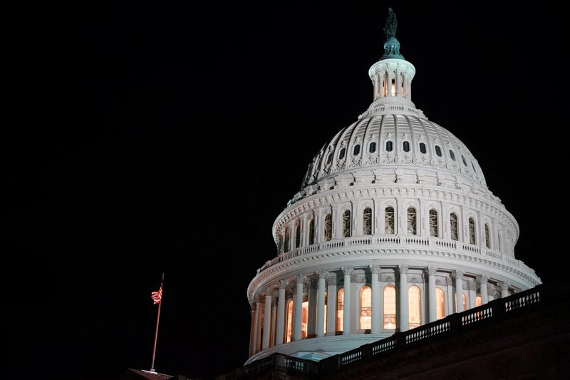 © Reuters. The U.S. Capitol dome is seen at night as the Senate continues debate of voting rights legislation in Washington, U.S., January 19, 2022. REUTERS/Elizabeth Frantz