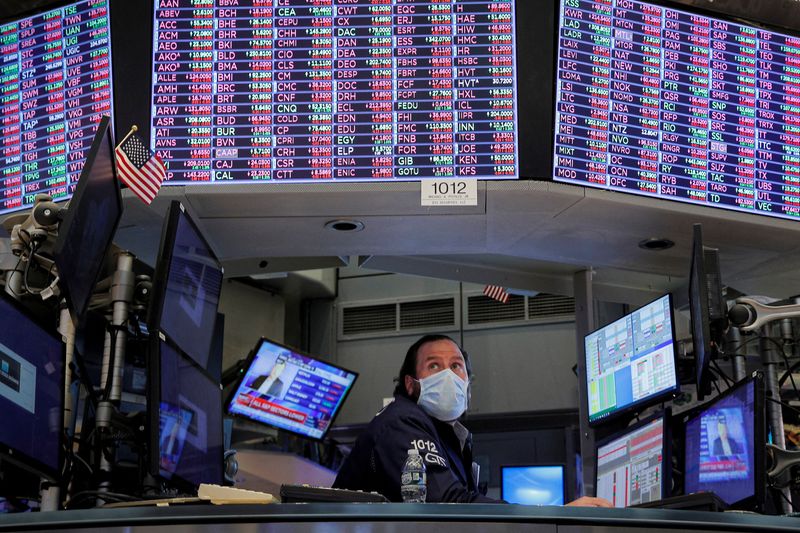 &copy; Reuters.   １月１９日、米国株式市場でハイテク株の多いナスダック総合指数が下落し、昨年１１月に付けた終値での最高値から約１１％値を下げた。ニューヨーク証券取引所で１８日撮影（２０２