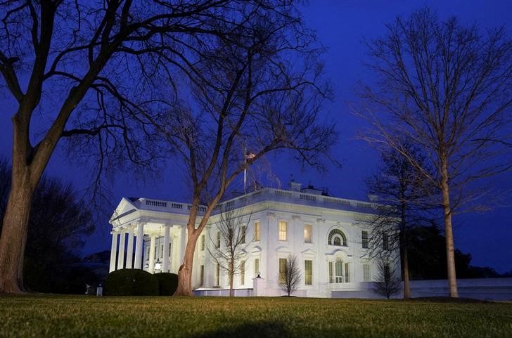&copy; Reuters. The White House is illuminated in the early evening shortly after U.S. President Donald Trump was acquitted in his U.S. Senate impeachment trial in Washington, U.S., January February 5, 2020. REUTERS/Kevin Lamarque