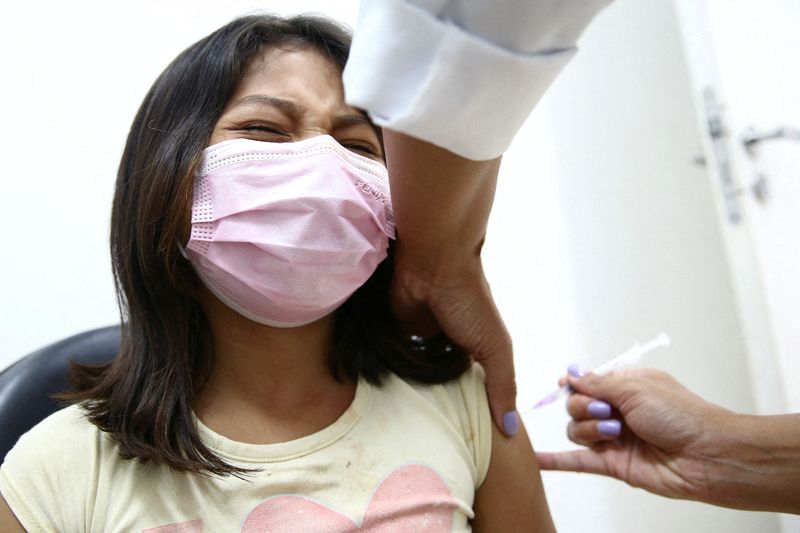 &copy; Reuters. طفلة تتلقى تطعيما بلقاح مضاد لكوفيد-19 في ساو باولو بالبرازيل يوم 17 يناير كانون الثاني 2022. تصوير: كارلا كارنييل - رويترز.
