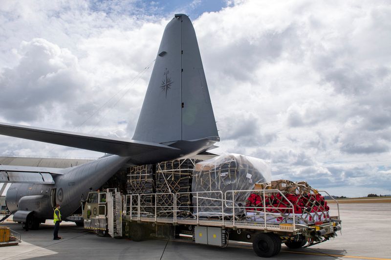 &copy; Reuters. 　１月２０日、ニュージーランド（ＮＺ）の国防省は、大規模噴火と津波に見舞われたトンガへの支援物資を積んだ輸送機が同日、現地に到着したと明らかにした。トンガへ向かう飛行機。