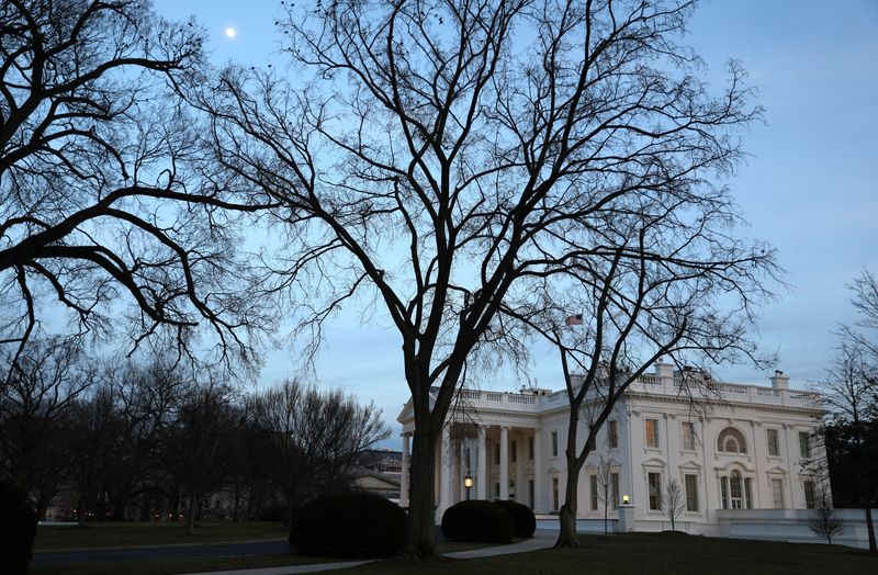 &copy; Reuters. 　１月１９日、米ホワイトハウス当局者らは１９日、中小企業幹部らと会合を開き、ハイテク業界における競争について話し合った。写真はホワイトハウスの建物。ワシントンで２０１７年