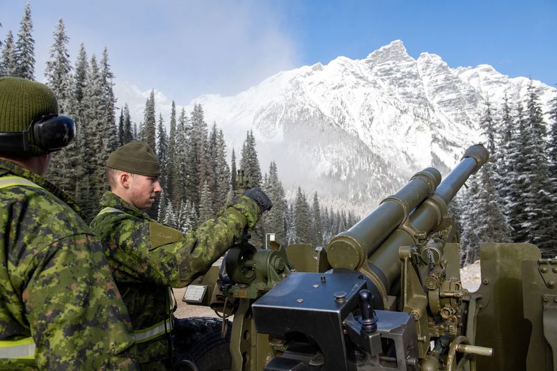 &copy; Reuters. FILE PHOTO: Gunner Levi Stoltzfus from the 10th Field Artillery Regiment, Royal Canadian Artillery applies a bearing on the sight of a 105mm C3 Howitzer gun during Operation Palaci to clear avalanche-prone snow pack at Rogers Pass, British Columbia, Canad
