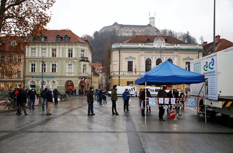 &copy; Reuters. FOTO DE ARCHIVO: Varias personas hacen cola para someterse a una prueba de COVID-19 en Liubliana, Eslovenia, el 22 de diciembre de 2020. REUTERS/Borut Zivulovic