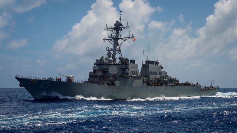 &copy; Reuters. 　１月２０日、中国人民解放軍は、南シナ海の西沙（パラセル）諸島付近の水域に入った米海軍の駆逐艦を追跡し、追い払ったと発表した。写真は米海軍のミサイル駆逐艦「ベンフォールド