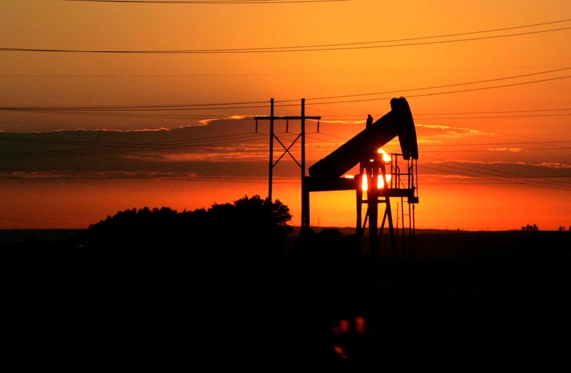 Нефть спускается с пиков 2014 года, но опасения о поставках не дают ей упасть