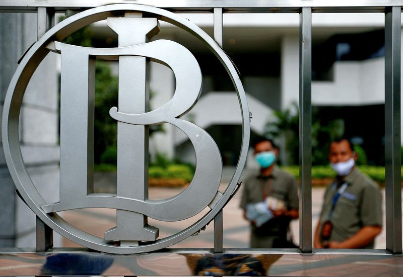 &copy; Reuters. インドネシア中央銀行は２０日、主要政策金利の７日物リバースレポ金利を予想通り過去最低の３．５０％に据え置いた。写真はインドネシア中銀のロゴ。ジャカルタで２０年撮影。（2022
