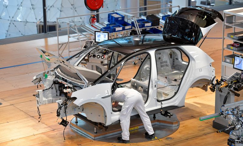 &copy; Reuters. FILE PHOTO: A technician works in the assembly line of German carmaker Volkswagen's electric ID. 3 car in Dresden, Germany, June 8, 2021. REUTERS/Matthias Rietschel