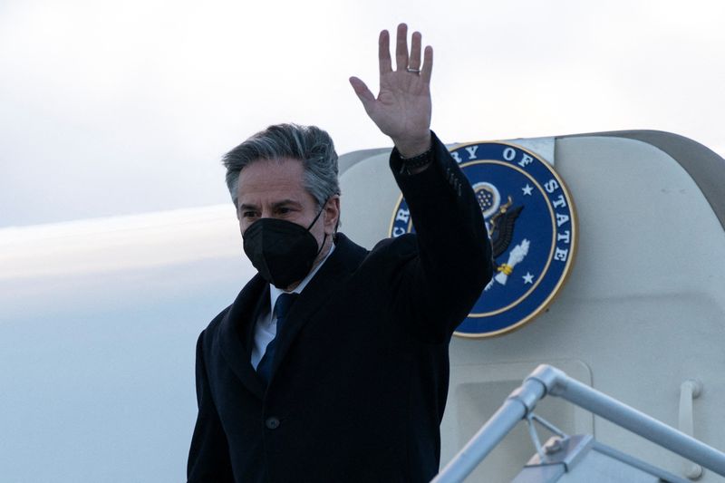 &copy; Reuters. US Secretary of State Antony Blinken waves as he arrives at Berlin Brandenburg Airport in Berlin, Germany, January 20, 2022. Alex Brandon/Pool via REUTERS