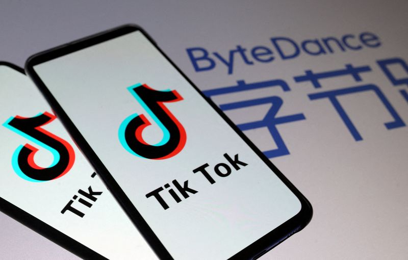 &copy; Reuters. FILE PHOTO: Tik Tok logos are seen on smartphones in front of a displayed ByteDance logo in this illustration taken November 27, 2019. REUTERS/Dado Ruvic/Illustration/File Photo