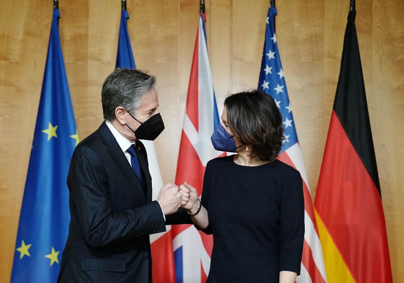 © Reuters. U.S. Secretary of State Antony Blinken fist bumps German Foreign Minister Annalena Baerbock, before their meeting at the Ministry of Foreign Affairs in Berlin, Germany January 20, 2022. Kay Nietfeld/Pool via REUTERS