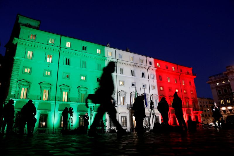 &copy; Reuters. Palazzo Chigi illuminato con i colori della bandiera italiana 13 gennaio 2021. REUTERS/Remo Casilli/File Photo