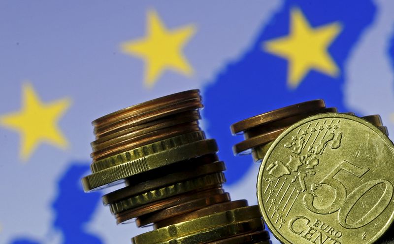 &copy; Reuters. Monete in euro davanti alla bandiera e alla mappa dell'Unione europea, a Zenica, 28 maggio 2015. REUTERS/Dado Ruvic