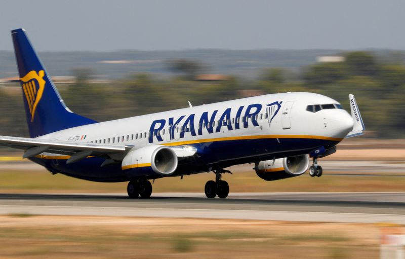 &copy; Reuters. FILE PHOTO: A Ryanair Boeing 737-800 airplane takes off from the airport in Palma de Mallorca, Spain, July 29, 2018. Picture taken July 29, 2018.  REUTERS/Paul Hanna/File Photo