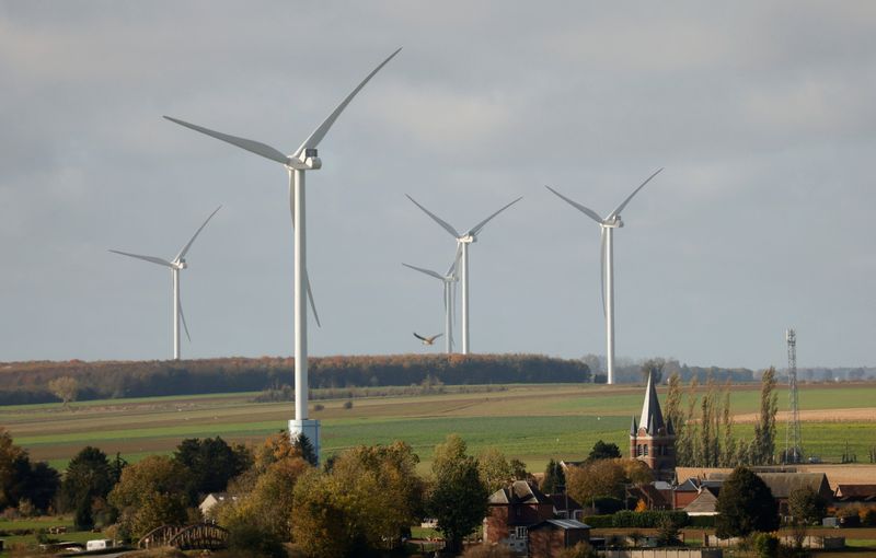 &copy; Reuters. Turbinas eólicas en el pueblo de Inchy-en-Artois, Francia,1 de noviembre de2021. REUTERS/Pascal Rossignol