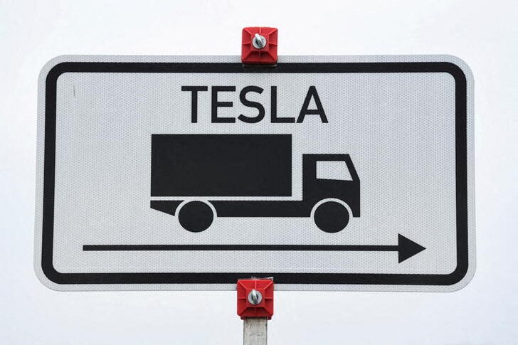&copy; Reuters. FILE PHOTO: A symbol sign mentioning "Tesla" is pictured on a road near the construction site of Tesla's electric car factory in Gruenheide, near Berlin, Germany, December 28, 2021. REUTERS/Annegret Hilse/File Photo