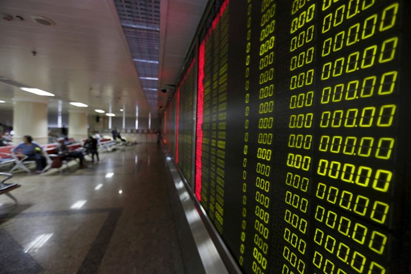 &copy; Reuters. Investors wait for China's stock market to open in front of an electronic board at a brokerage house in Beijing, China, January 8, 2016.  REUTERS/Jason Lee
