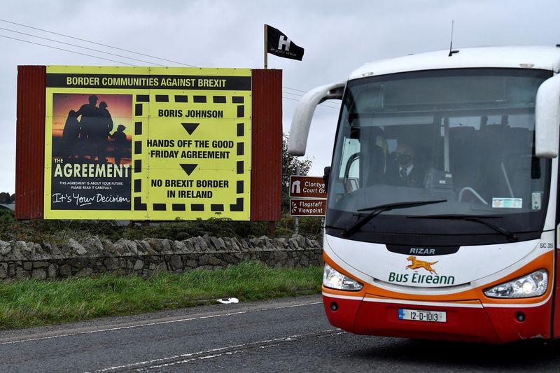 &copy; Reuters. FOTO DE ARCHIVO: Un autobús pasa junto a un cartel contra el Brexit en la frontera entre Irlanda del Norte y la República de Irlanda, cerca de Newry, Irlanda del Norte, el 13 de octubre, 2021. REUTERS/Clodagh Kilcoyne/Foto de Archivo