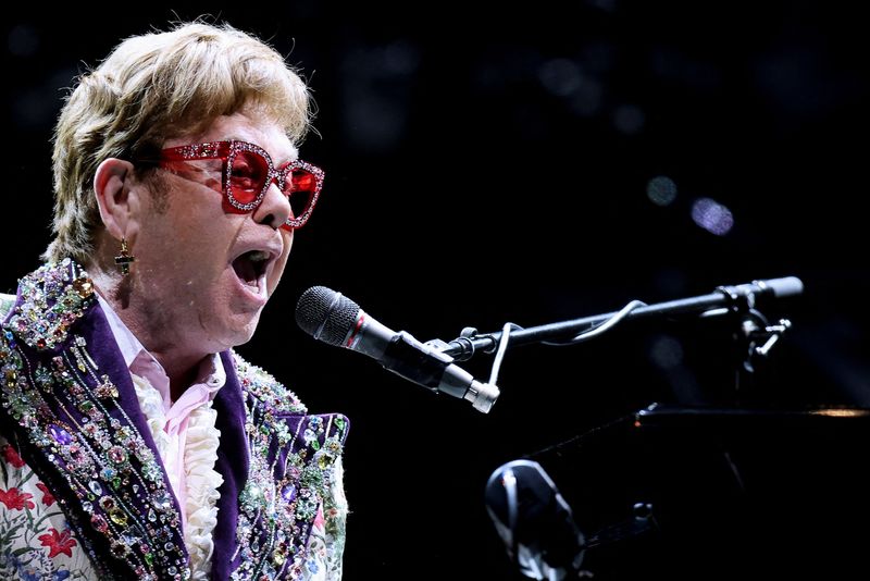 &copy; Reuters. Elton John se presenta en un espectáculo para reanudar su gira de despedida Farewell Yellow Brick Road Tour, que fue pospuesta debido a las restricciones impuestas por el COVID-19 en 2020, en Nueva Orleans, Luisiana, Estados Unidos. 19 de enero, 2022. RE