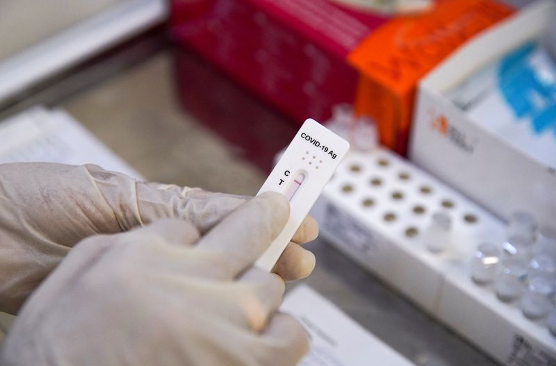 &copy; Reuters. A medical specialist demonstrates a test at a COVID-19 rapid testing centre located at a metro station amid the outbreak of the coronavirus disease in Moscow, Russia November 9, 2021. REUTERS/Tatyana Makeyeva